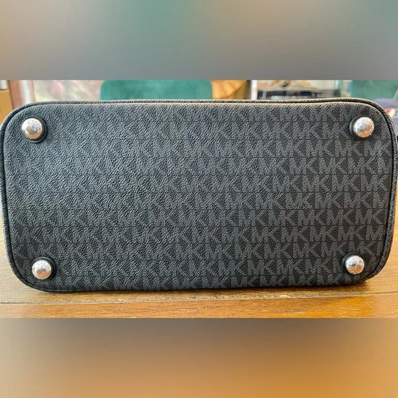 Michael Kors | Women's Jet Set | Signature Tote |
Black & Grey - Picture 3 of 12